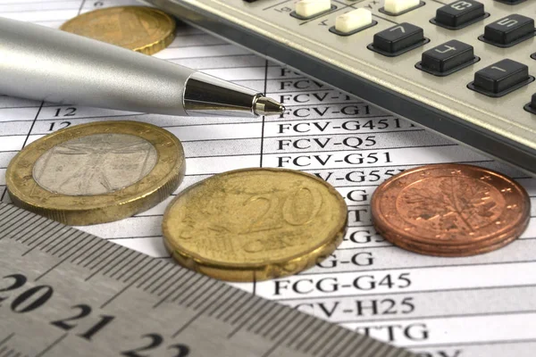 Finansiell bakgrund med pengar, räknare, linjal, bord och penna — Stockfoto