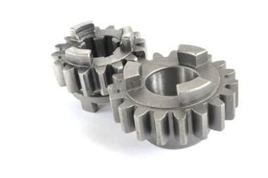 beyaz zemin üzerine iki metal Dişliler