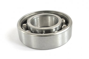 Bir beyaz arka plan üzerinde taşıyan