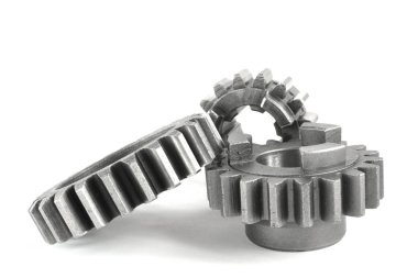 beyaz zemin üzerinde üç metal Dişliler