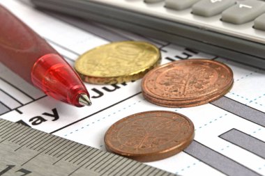 Para, hesap makinesi, cetvel, grafik ve kalem ile finansal arka plan