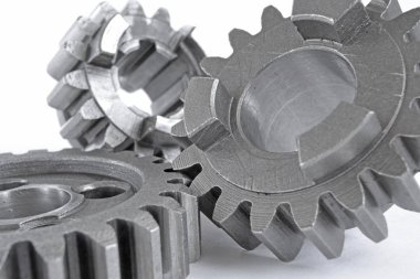 beyaz zemin üzerinde üç metal Dişliler