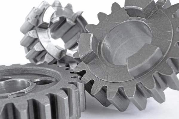 beyaz zemin üzerinde üç metal Dişliler