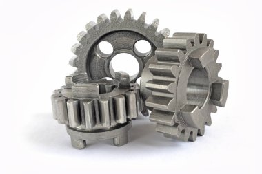 beyaz zemin üzerinde üç metal Dişliler