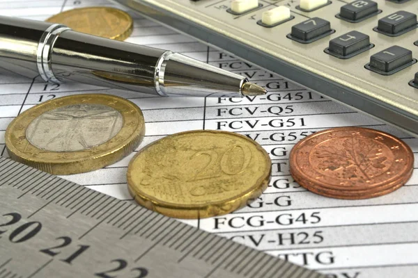 Financiële achtergrond met geld, rekenmachine, liniaal, grafiek en pen — Stockfoto