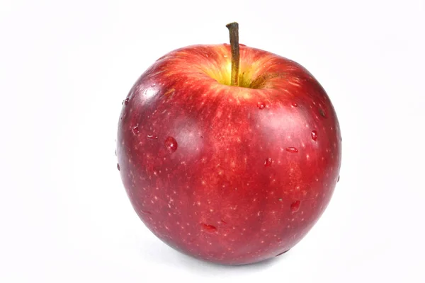Närbild rött äpple på den vita bakgrunden — Stockfoto
