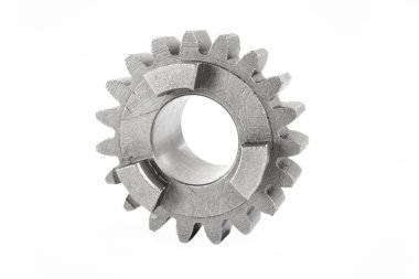 Beyaz zemin üzerinde bir metal dişli