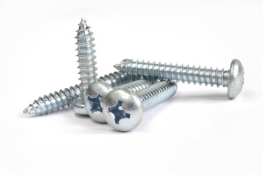 Beyaz arkaplanda vidalar