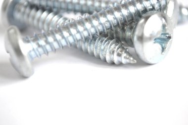 Beyaz arkaplanda vidalar