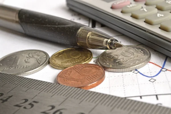 Finanzielle Hintergründe mit Geld, Taschenrechner, Grafik und Stift — Stockfoto