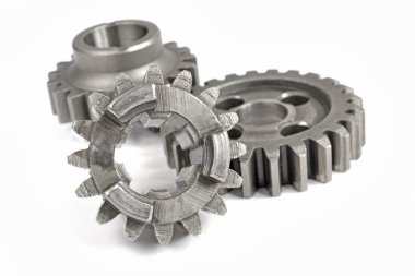 beyaz zemin üzerinde üç metal Dişliler