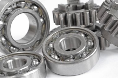 Beyaz arka planda dişliler ve yönler