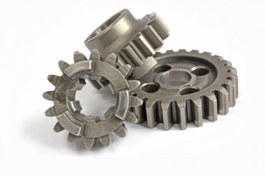 beyaz zemin üzerinde üç metal Dişliler