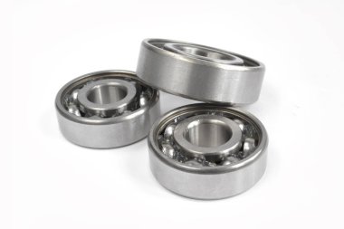 Beyaz zemin üzerinde üç yatakları