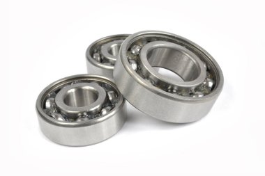 Beyaz zemin üzerinde üç yatakları