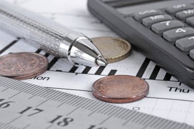 Para, hesap makinesi, cetvel, grafik ve kalem ile finansal arka plan