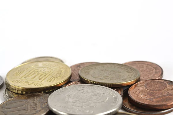 Fondo finanziario con diverse monete su sfondo bianco — Foto Stock