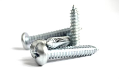 Beyaz arkaplanda vidalar