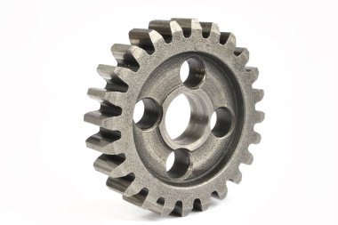 Beyaz zemin üzerinde bir metal dişli