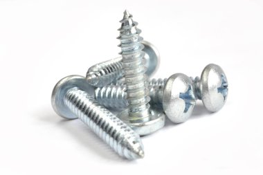 Beyaz arkaplanda vidalar