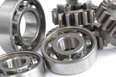 Beyaz arka planda dişliler ve yönler