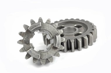 beyaz zemin üzerine iki metal Dişliler