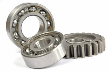 Beyaz arka planda dişliler ve yönler