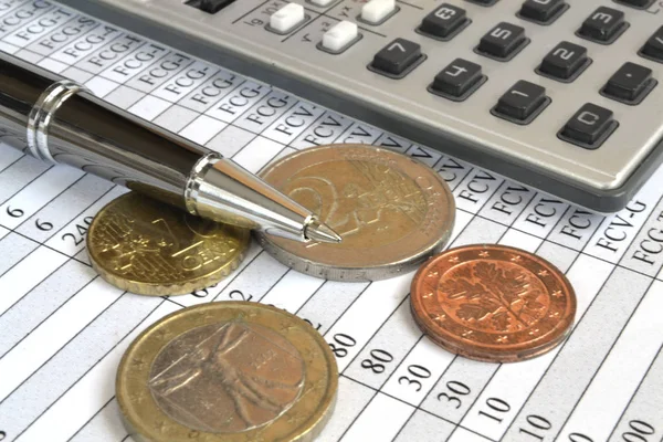 Kontekst finansowy z pieniędzmi, kalkulatorem, linijką, stołem i długopisem — Zdjęcie stockowe