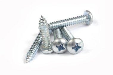 Beyaz arkaplanda vidalar