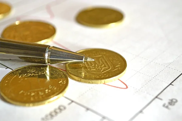 Financiële achtergrond met geld, grafiek en pen — Stockfoto