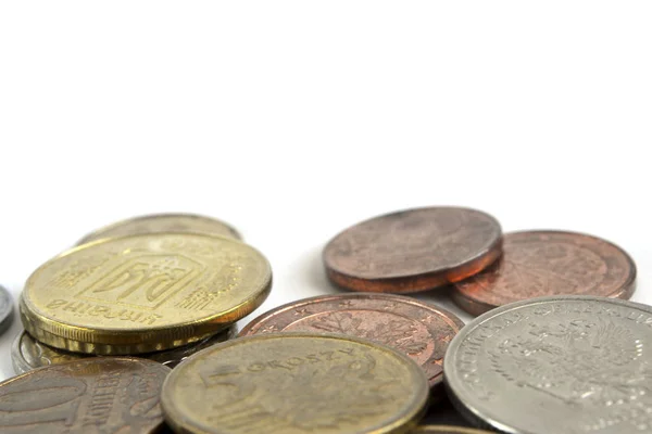 Zaplecze finansowe z różnych monet na białym — Zdjęcie stockowe