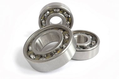 Beyaz zemin üzerinde üç yatakları