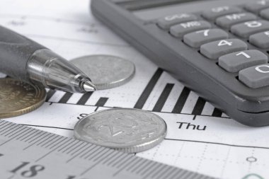 Para, hesap makinesi, grafik ve kalem ile mali geçmiş