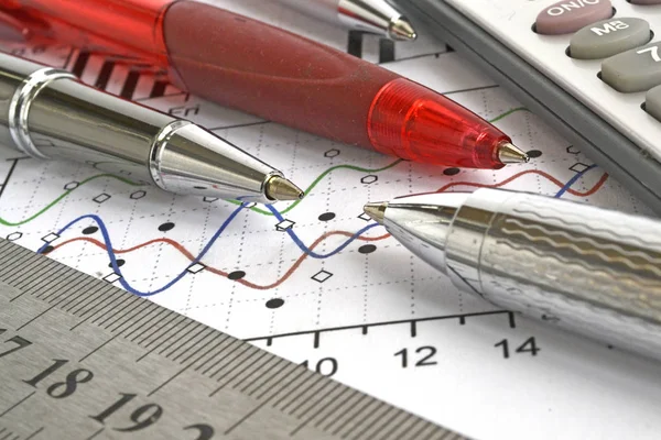 Бизнес фон с графиком, линейкой, ручками и калькулятором — стоковое фото