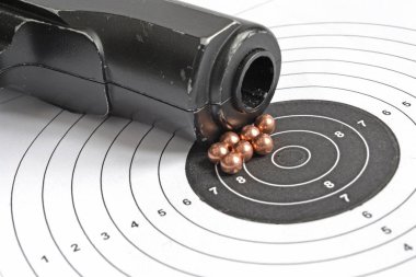 Airgun ve hedef arka plan üzerinde madde işaretleri