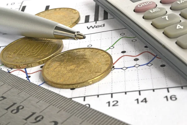 Finanční zázemí s penězi, kalkulačka, graf a pero — Stock fotografie