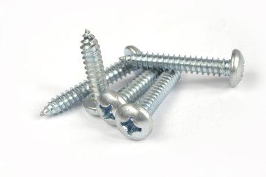 Beyaz arkaplanda vidalar