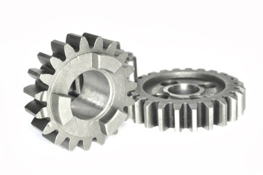 beyaz zemin üzerine iki metal Dişliler