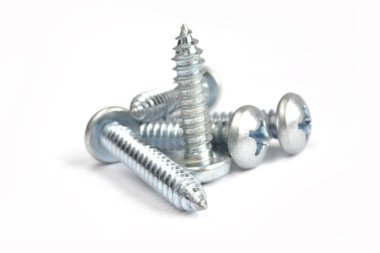 Beyaz arkaplanda vidalar