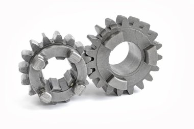 beyaz zemin üzerine iki metal Dişliler