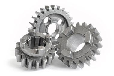 beyaz zemin üzerinde üç metal Dişliler