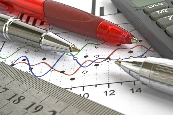 Fondo comercial con gráfico, bolígrafos, regla y calculadora —  Fotos de Stock