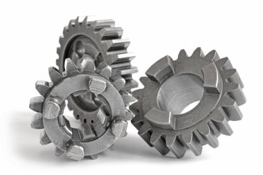 beyaz zemin üzerinde üç metal Dişliler