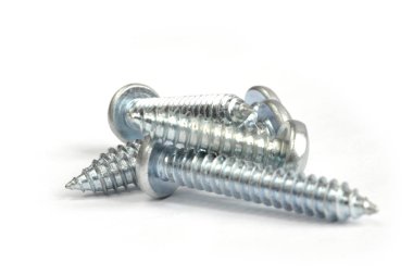 Beyaz arkaplanda vidalar