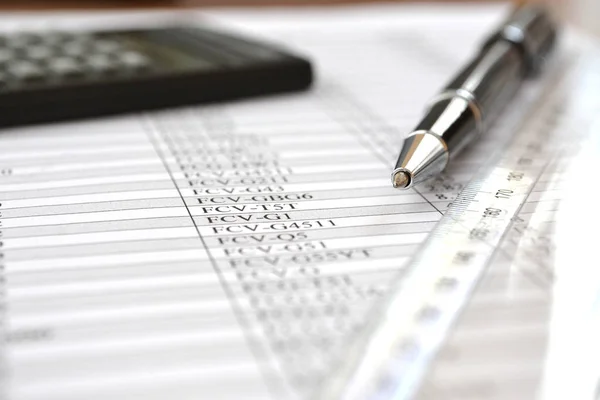 Fondo de negocios con mesa, regla, pluma y calculadora — Foto de Stock