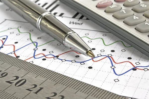Fundo de negócios com gráfico, régua, caneta e calculadora — Fotografia de Stock
