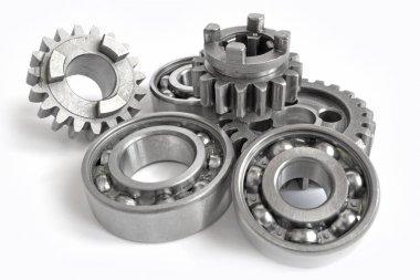 Beyaz arka planda dişliler ve yönler