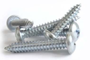 Beyaz arkaplanda vidalar