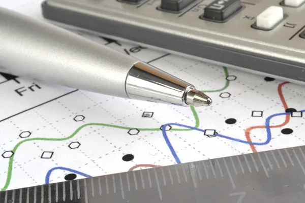 Grafik, cetvel, kalem ve hesap makineli iş arkaplanı — Stok fotoğraf