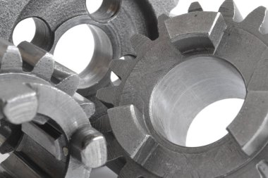 beyaz zemin üzerinde üç metal Dişliler